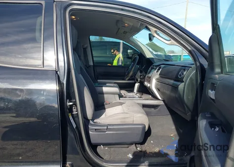 2017 Toyota Tundra Sr5 5.7L V8 z USA, uszkodzony, nr VIN 5TFUW5F1XHX605532